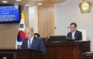 윤용관 군의원이 지난 24일 열린 홍성군의회 제252회 임시회 개회식에서 5분 발언을 하고 있다.