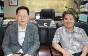 심재훈 대표(오른쪽)와 앞서 홍동향우회를 이끌었던 최재흥 전 회장.