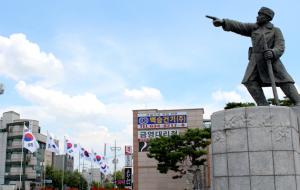지난 15일은 제73주년 광복절이었다. ‘흙 다시 만져보자 바닷물도 춤을 춘다/기어이 보시려던 어른님 벗님 어찌하리/이날이 사십 년 뜨거운 피 엉긴 자취니/길이길이 지키세 길이길이 지키세’ 광복절 노래를 들으며 순국선열에 대한 추념을 해본다.  광복절은 통일로 가는 시작점이 될 수 있다. 광복절의 의미가 새롭게 다가오는 이유다.