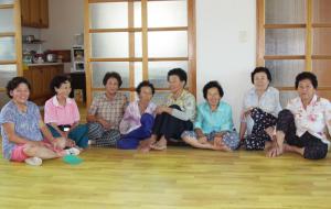 중가 할머니들이 마을회관에 모여 더위를 식히고 있다.