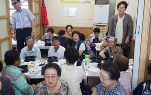 홍성군새마을지회(지회장 김봉원)와 홍성군새마을부녀회(회장 전양숙)는 지난 13일 홍성읍 용궁회관에서 기각장애인 40명을 초청해 삼계탕과 생활용품을 전달했다. 홍성군새마을부녀회는 지난 2009년부터 생활이 어려운 장애인들을 후원하고 있다. 또한 겨울에는 김장김치를 담아 생활이 어려운 시각장애인에게 전달하고 있다. 시각장애인연합회 김응열 홍성지회장은 “각박해지는 세상 속에서도 매년 후원을 아끼지 않음에 감사한다”고 말했다.