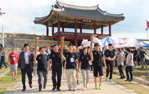 지난 16일 채화식 및 성화봉송에 참여한 김석환 군수와 SOK 관계자들.