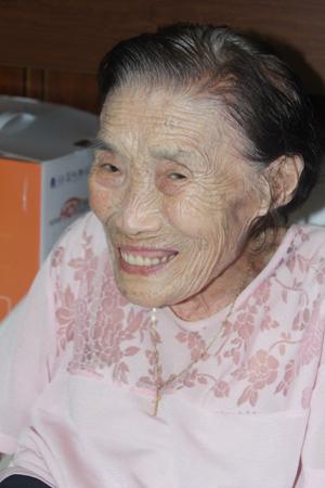 조인호
1931년생으로 예산군 봉산면에서 태어나 홍동면 수란리로 이사를 왔고, 
스무 살에 신기리로 시집왔다. 젊어서 낮에는 농사짓고 밤에는 틈틈이 
글을 써 시인으로 데뷔해 ‘천국 가는 고향길’ 시집을 냈다.