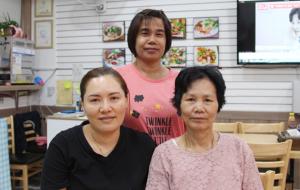 마티카 씨(앞줄 왼쪽)와 친정어머니 수판 씨, 마티카 씨를 홍성으로 불러들인 김짠디마 씨(뒤).