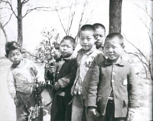 △ 1950년 6·25한국전쟁이 발발한 상황에서도 순진하고 밝은 모습의 어린이들이 미군의 카메라에 잡혔다. 많은 어린이가 머리를 밀었으며(오른쪽 네 명의 어린이처럼 짧게 자른 머리를 일명 빡빡머리라 했으며, 왼쪽 두 명의 어린이 머리모습을 상고머리라 했음), 옷은 형제들로부터 물려 입은 듯 당시의 어려운 생활상을 대변해 주며 몸에 잘 맞지 않는 모습이다. 당시 의생활의 실상을 알 수 있는 소중한 한 장의 사진이다.