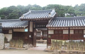 사운고택의 대문채, 대문 양쪽은 말을 사육하는 외양간과 마부들의 방이 있다.