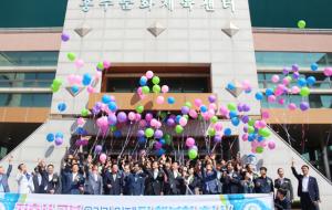 보건가족한마음대회에서 양승조 충남도지사와 김석환 군수를 비롯한 관계자들이 저출산 극복 퍼포먼스 풍선날리기를 하고 있는 모습.