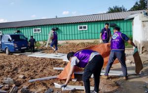 홍주라이온스클럽(회장 김병태)은 지난달 30일부터 지난 1일까지 장곡면 도산리2구 함병호(81)댁의 집수리 봉사를 실시했다. 이번 집수리 봉사는 가나중기, 기산판넬, 서광전기 등 회원들의 재능기부 참여로 진행됐다.