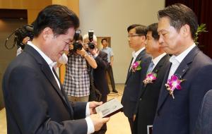 충남농협 조소행 본부장이 지난 3일 농협중앙회 대강당에서 김병원 농협중앙회장으로부터 특별사업추진 능력을 인정받아 자랑스러운 농협인상을 수상했다. 특별사업추진부문은 농협택배사업으로 농촌지역 신속한 택배기능을 확대하는 사업이다.