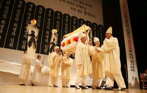 한국전쟁 전후 민간인 희생자 충남 유족연합회(회장 정석희)는 제68주기 한국전쟁 민간인 희생자 제3회 충청남도 합동추모제를 지난 1일 도청 문예회관에서 개최했다. 한국전쟁 기간 무고하게 희생당한 민간인 피해자들을 애도하기 위해 마련됐다.