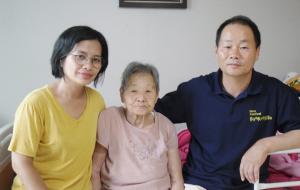 거동이 불편한 구순 시어머니와 함께 메이린 씨 부부.