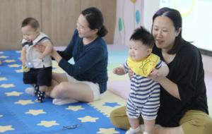 건강한 모유수유아 선발대회에 참여한 아가와 엄마들이 한자리에 모였다.