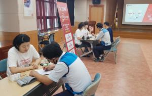 홍성군보건소(소장 조용희)는 매년 9월 첫째 주 심뇌혈관질환 예방관리 주간을 맞아 자기혈관 숫자알기, 레드서클 캠페인을 실시했다. 이 캠페인은 자기혈관 숫자인 혈압·혈당 수치를 알아 고혈압 등 조기 발견 및 사전 예방을 할 수 있다는 의미로 마련됐다.