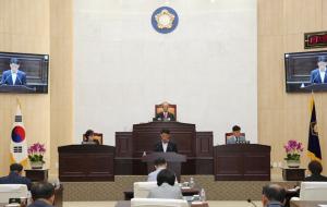 예산군의회 정례회에서 기획담당관이 제안 설명을 하고 있다.