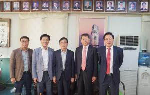 유성순(28회) 전 재경동문회장, 이상권(27회) 발전위원장, 유태헌(20회) 고문, 남기웅(27회) 총동문회장, 복봉규(27회) 기획위원장이 역대 총동문회장과 교훈탑(성실)사진 앞에서 기념촬영을 했다.