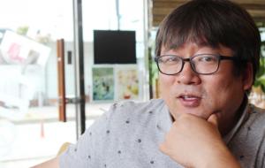 해가 뜨거운 한낮에 홍성의 한 카페에서 만난 원종배 씨.