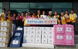 홍성라이온스클럽(회장 장두길)은 지난 18일 추석을 맞아 형편이 어려운 이웃돕기 봉사활동을 실시했다. 이번 봉사활동은 라이온스클럽 회원들이 추천한 관내 어려운 이웃 20가구에 400만 원을 전달했다.