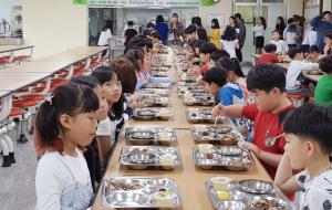 홍성한우협회(회장 이지훈)는 지난 19일 한우자조금위원회 주관으로 홍성군내 홍성여자고교, 홍주초교, 광천제일고교, 광천초교에 청소년 맛 체험을 실시했다. 이번 체험은 한우고기의 우수성과 한우의 맛을 청소년에게 맛을 보이고자 실시됐다.