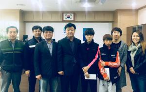 광천 덕명초등학교 태권도부 임기준·김나경 선수가 국가대표 및 상비군에 선발돼 광천읍·체육회·학부모들이 격려금을 전달한 뒤 기념사진을 찍었다.