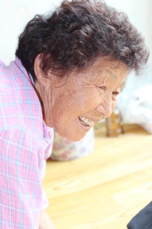 김기정
1941년생으로 금마면에서 태어나 금마면으로 시집갔다. 혹독한 시집살이를 하면서도 큰소리 한 번 내지 않고 몰래 옷자락만 훔쳐냈다. 몸이 불편한 딸과 함께 욕심내지 않으며 먹고 살 수 있음에 감사하며 살고 있다.