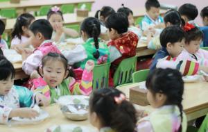 내포유치원(원장 장진옥)은 지난달 20일 원아를 대상으로 추석맞이 송편 빚기 요리 활동을 실시했다. 이번 요리 활동은 유아들이 전통문화에 대한 자부심을 가지고 다양한 식재료에 대한 호기심과 탐구능력을 키워 나가기 위해 마련됐다.