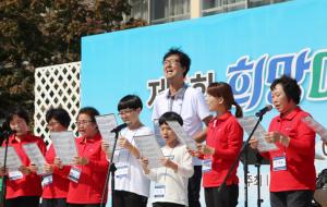 오서산상담마을 억새소리 합창단의 공연 모습.