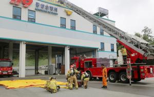 홍성소방서(서장 송원규)는 지난 2일 청사 내에 설치된 복합훈련장에서 불시 출동훈련을 실시했다고 밝혔다. 이번 훈련은 재난 현장 초기 상황판단과 작전 운영 등 지휘관 및 대원의 현장대응 능력을 향상하고자 추진됐다.