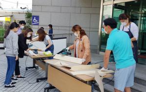 홍성군청소년수련관(관장 이원영)은 지난달 30일 가족과 함께하는 목공예 공방을 진행했다. 이번 프로그램은 체험활동을 함께하며 가족 간 소통의 기회를 제공하고 공감대를 형성해 건강한 가족문화를 형성하고자 기획됐다.