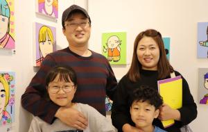 박다연(9·사진 왼쪽 아래)양 가족이 전시된 그림 앞에서 미소를 짓고 있다.