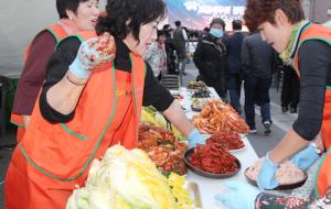 광천오서산클럽 회원들이 김치에 들어갈 양념과 새우젓을 준비하고 있는 모습.