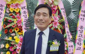 유태헌 산악인이 모교인 홍성고등학교총동문회 자문위원 자격으로 모교 관련 행사에 참여해 환하게 웃고 있다.