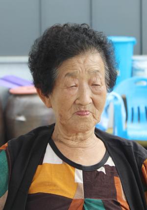 김정례
1938년생으로 결성에서 태어나 결성으로 시집 간 토박이다. 9남매 중 
둘째로 시집을 오니 일꾼까지 합쳐 21식구 밥을 해먹이며 살았다.