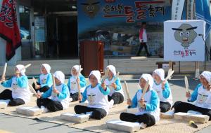 은하봉 들돌축제에서 할머니들이 다듬이 공연을 하고 있다.