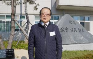 고향의 초·중·고교생들에게 한해도 거르지 않고 40여년간 6억여 원의 장학금을 기부하고 있으며 세계적인 소리꾼 장사익 문화사업에도 앞장서고 있는 편기범 회장.