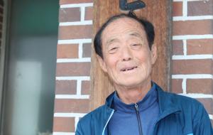 올해로 9년째 이장 일을 맡고 있는 윤일중 이장.