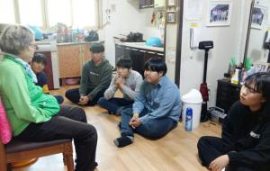 광천고등학교 학생들이 할머니들의 말벗이 되어드리고 있다.