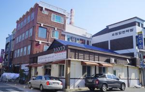 전북 군산시 영화동의 50여년 된 옛 영화목욕탕 4층 건물과 옆 부속 건물이 빈 건물로 방치되다가 리모델링을 거쳐 이당미술관으로 새롭게 태어났다.