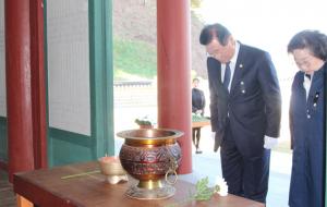 백야김좌진장군 추모제에서 김석환 군수와 김을동 이사장이 헌화를 하고 있다.