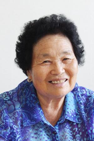 윤봉순
1940년생으로 10살에 부모를 여의고 18살에 금마면 봉서리로 시집왔다. 
이후 5남매를 낳아 보따리장사를 하며 모은 돈으로 방앗간을 사 집안을 일구었다.