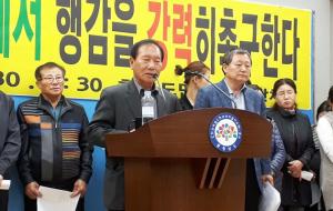 충남도의회 시군행정사무감사 폐지 공동대책위원회가 지난 5일 충남도의회 시군행정사무감사 폐지를 촉구하는 결의대회(사진 왼쪽)를 가진 한편 지난달 30일 충남도민 및 시민단체 일동은 기자회견을 열어 도의회의 철저한 행정사무감사를 촉구하기도 했다.