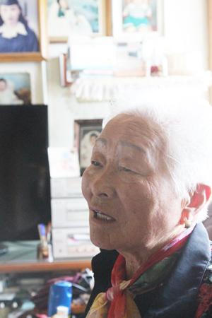 한춘희
1936년생으로 광천에서 태어나 장곡면으로 시집갔다가 첫 아이를 낳고 다시 광천에 돌아와 살았다. 딸 일곱을 낳고 막내아들을 낳기까지 숱한 눈물을 흘렸다. 도시락 8개를 싸가며 8남매 뒷바라지를 했다.