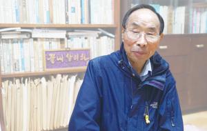 민가협 양심수 후원회 권오헌 명예회장이 자택에서 인터뷰를 하고 있다.