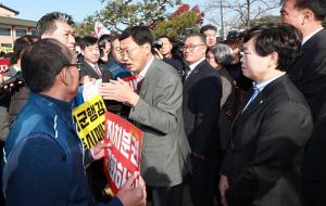 지난 12일 충남도의회가 부여군을 상대로 시군행정사무감사에 나섰으나 공무원노조 및 군의원들에게 막혀 청사 진입조차 하지 못했다.