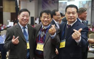 김영돈·김기명·박명동(홍성고 32회)이 기념식장에서 하트표시를 하며 즐거운 표정을 하고 있다.