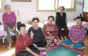 마을회관에 모여 구수한 입담을 나누는 마을주민들.