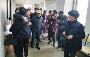 홍동뜸방 주민들이 2심 재판에서 무죄를 선고받고 기뻐하고 있다.