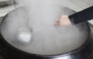 10시간 이상 가마솥에서 푹 고아내는 진죽마을 조청.