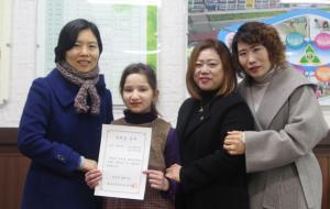 지난 6일 홍남초등학교를 방문해 마람에게 장학금 1백만 원을 전달했다. 사진 왼쪽부터 안미란 담임교사, 하디 마람 핫산하디, 홍성군학교학부모협의회 표미자 총무, 박은영 회장.