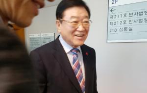 김석환 군수가 법정을 나서며 환하게 웃고 있다.