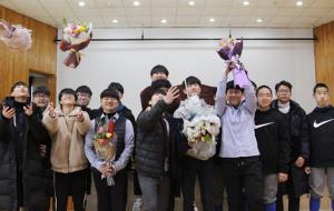 광흥중학교 제66회 졸업생들이 졸업식 후 기념촬영을 했다.